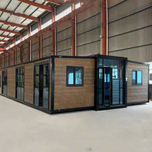 Double-wing folding room with large floor-to-ceiling windows