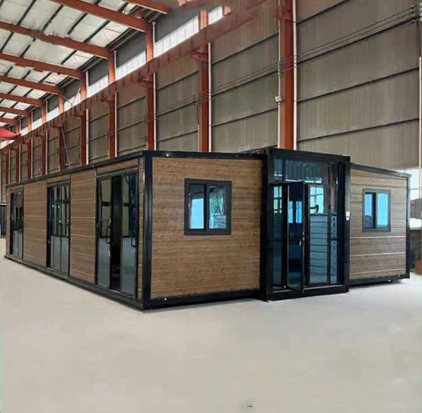Double-wing folding room with large floor-to-ceiling windows