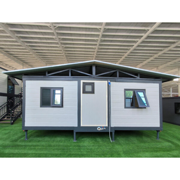 H410f1aa91f864c0dbce43ab33872df790 A 20-foot-wide room with a roof and double-winged folding design
