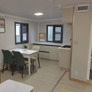 Double-wing folding room with large floor-to-ceiling windows