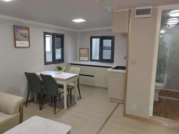 Double-wing folding room with large floor-to-ceiling windows